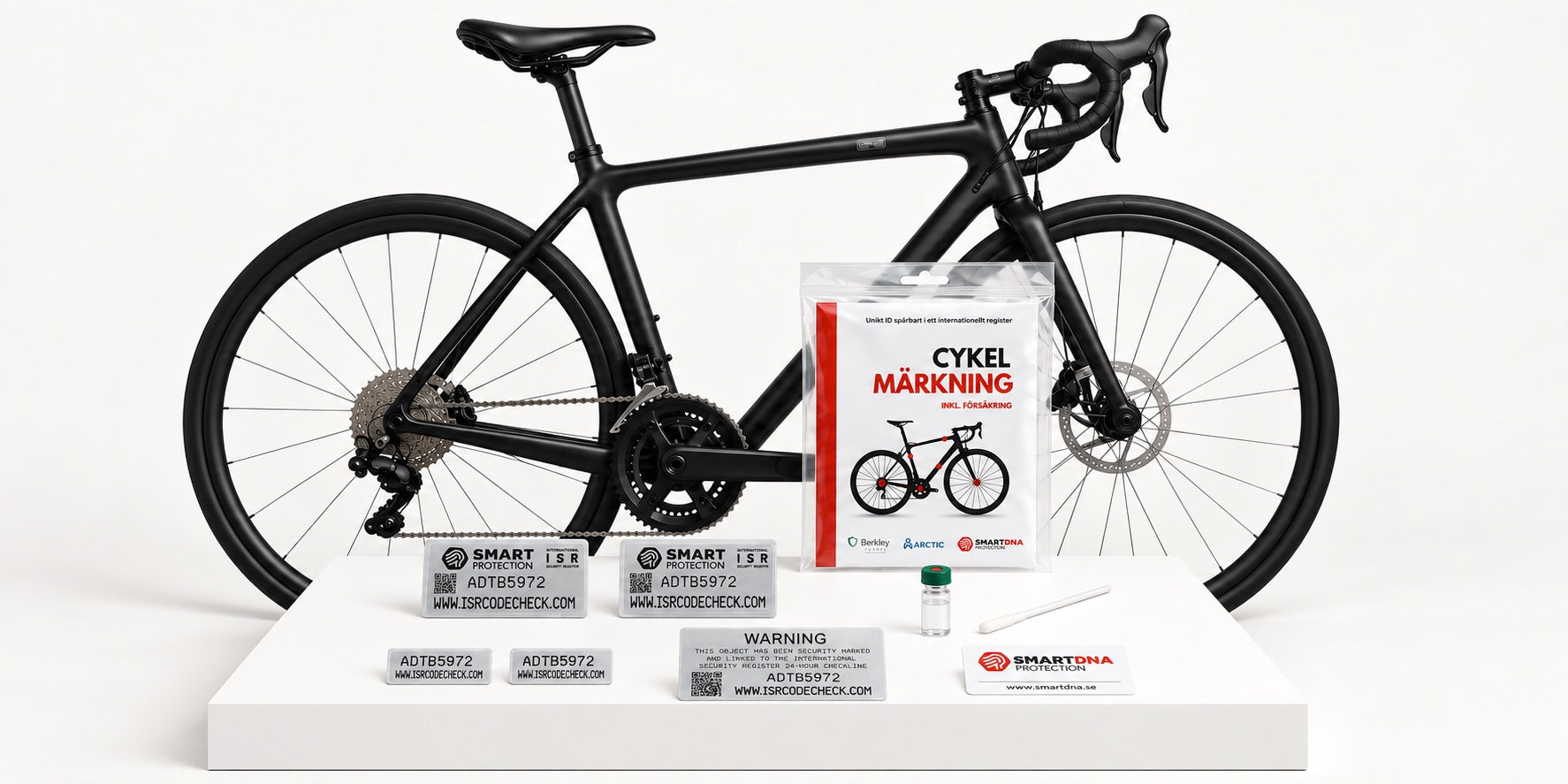 Svart cykel framför ett SmartDNA-kit med dekaler och märkvätska