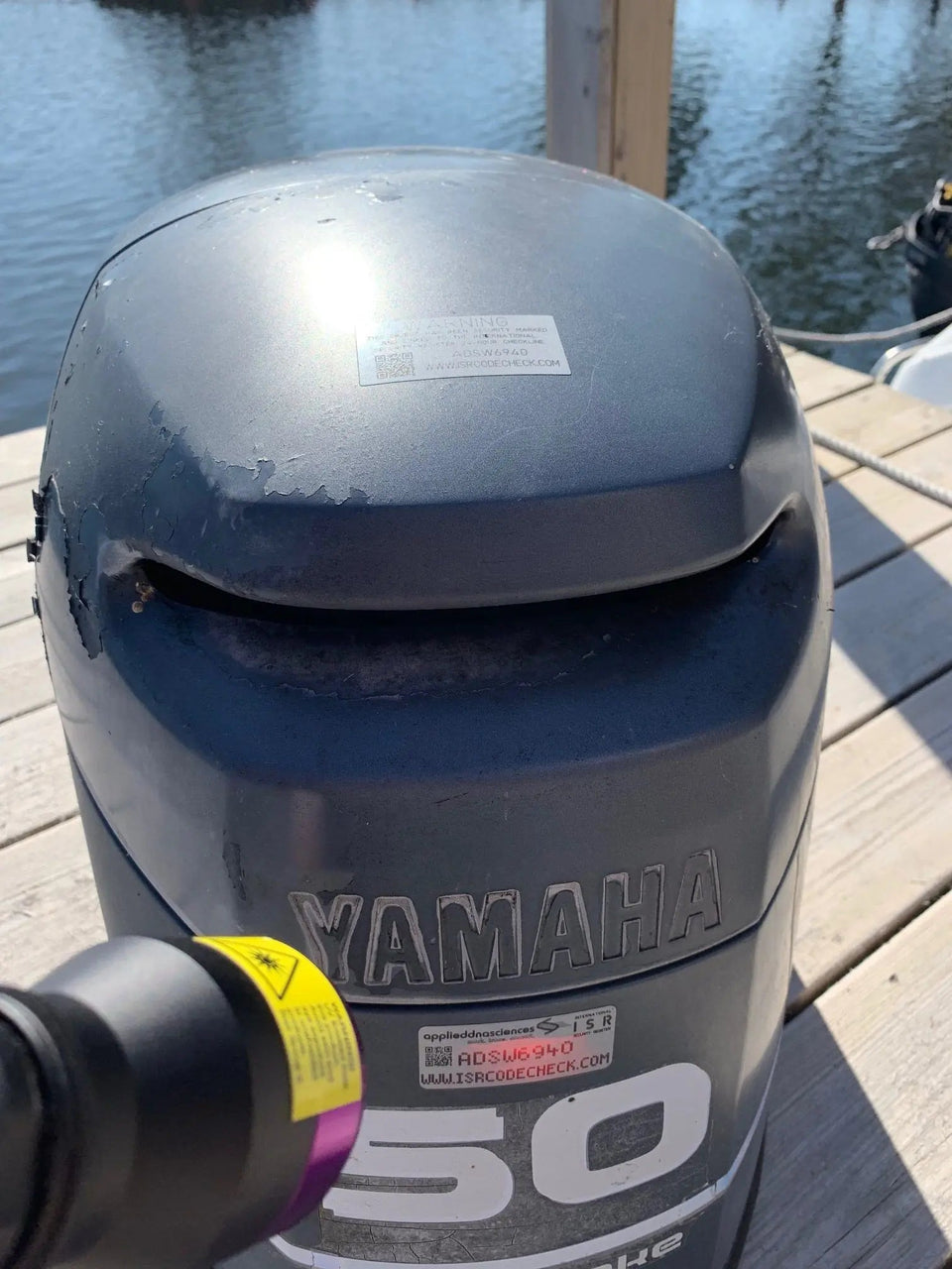 Båtmotor vid en brygga